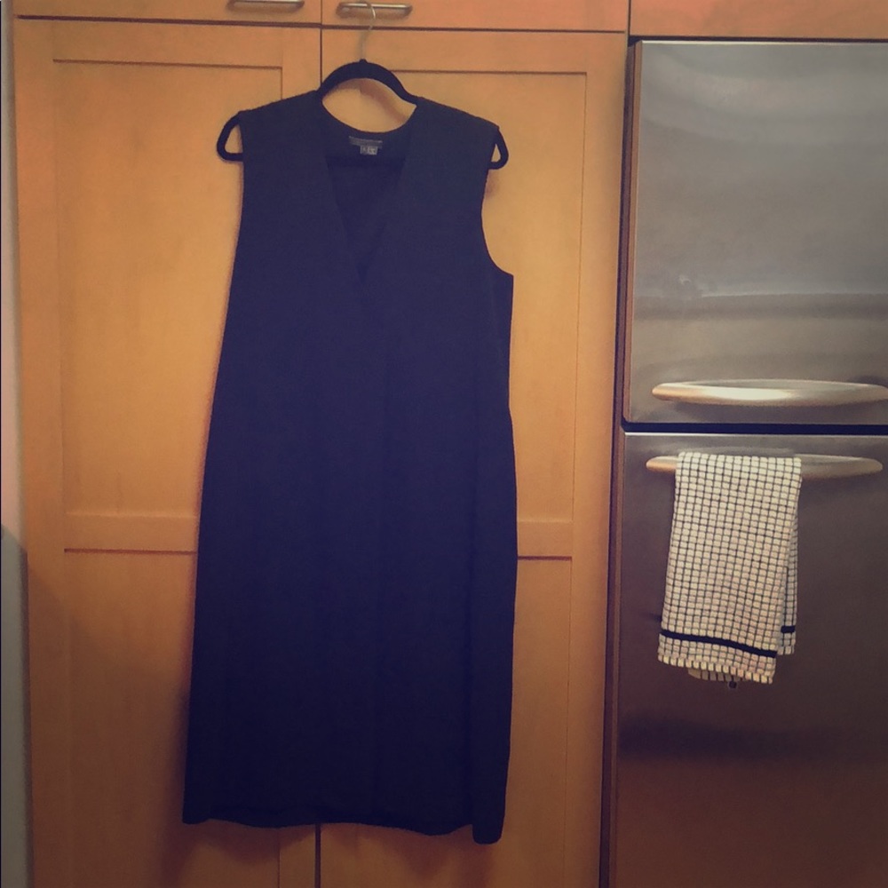 Elegant Vince tea length v-neck dress w/ pockets